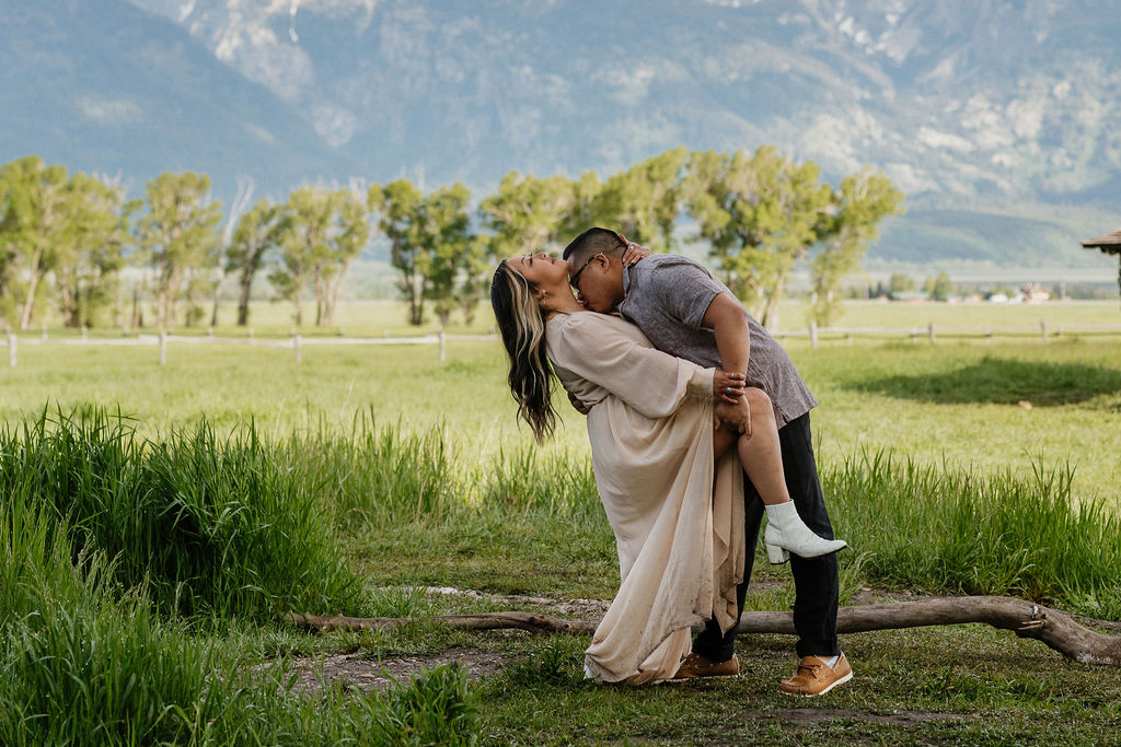 fiance kissing her fiance