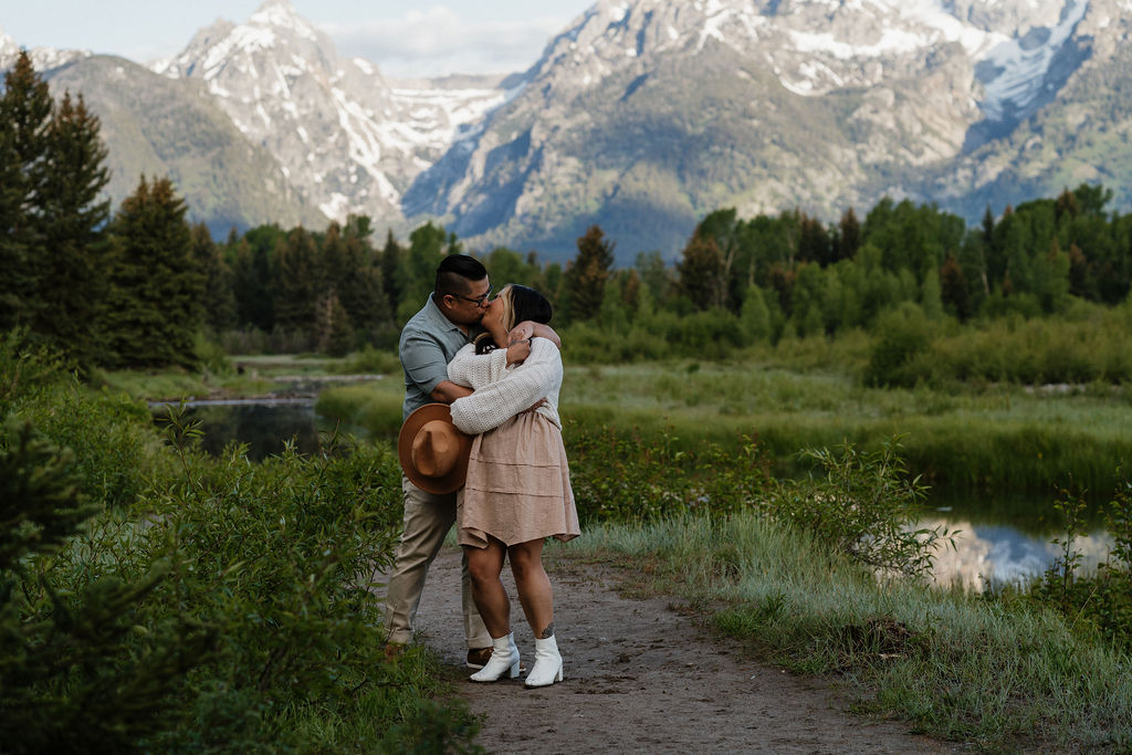 couple kissing