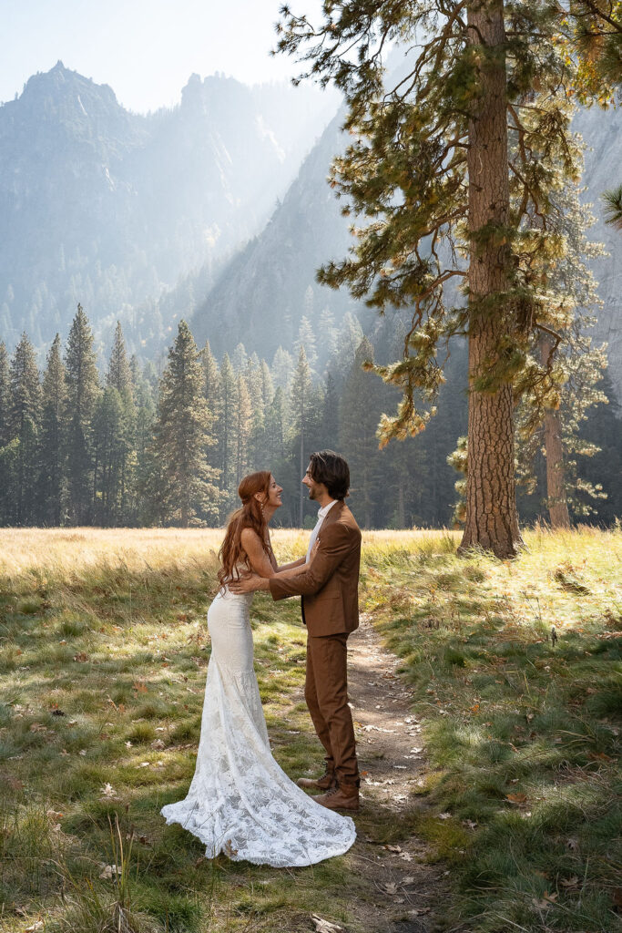 couple eloping in yosemite national park 