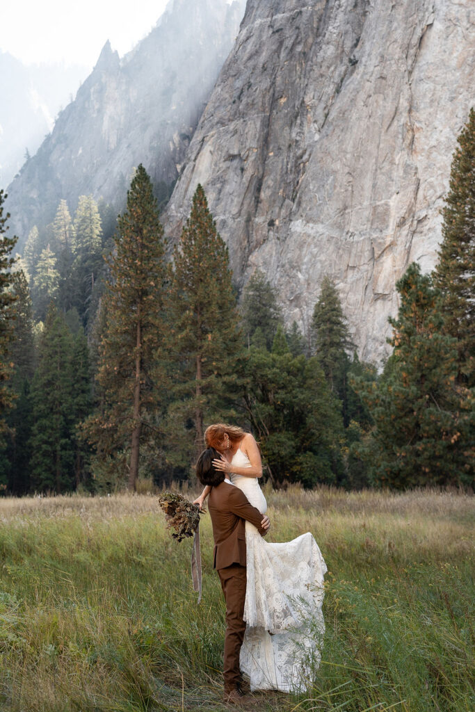 couple kissing when eloping in yosemite 