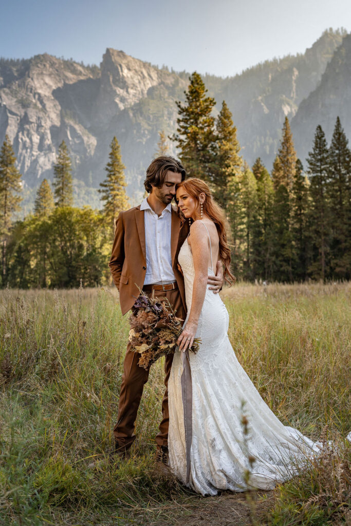 couple eloping in yosemite 