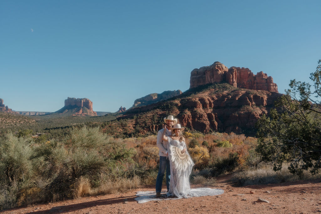 couple eloping in sedona arizona