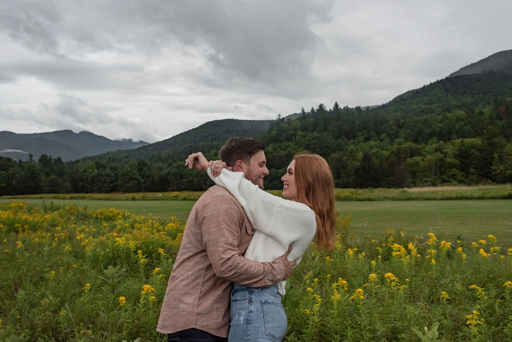 couple hugging during their photoshoot