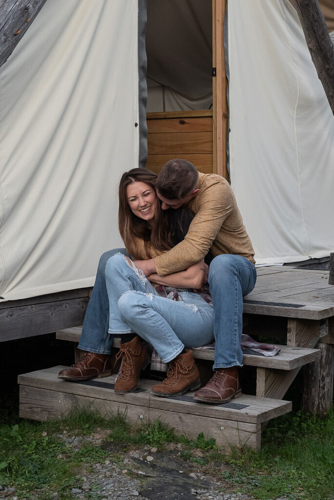 couple hugging during their photoshoot