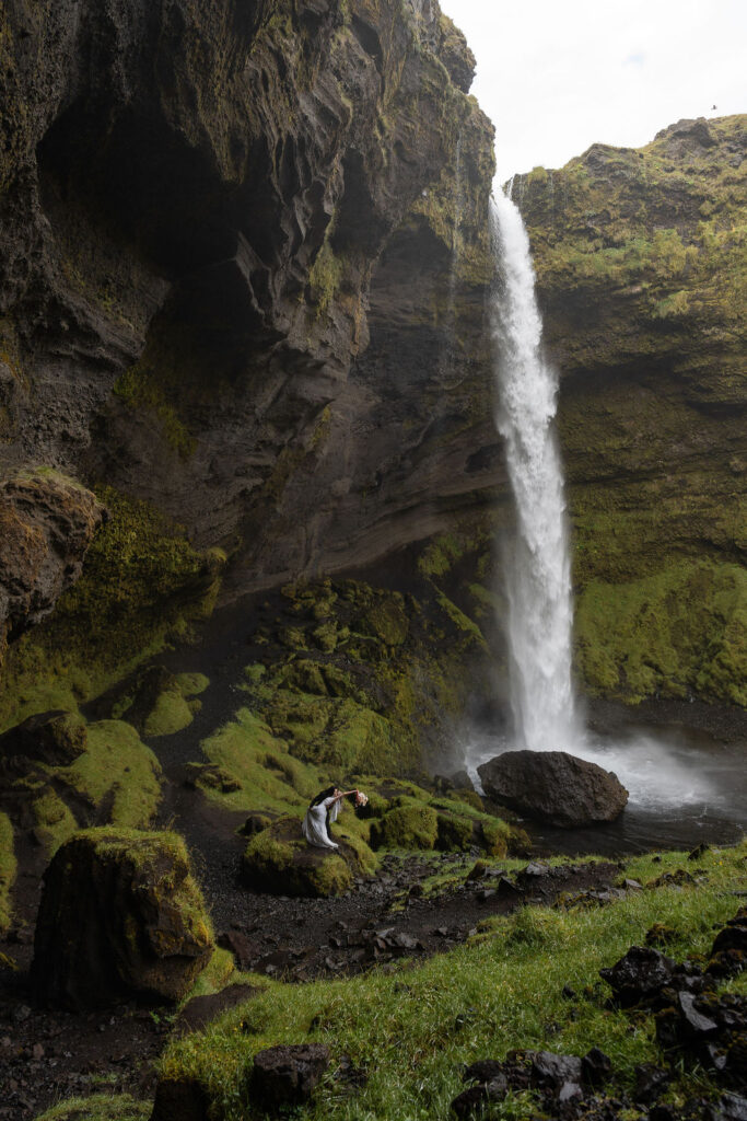 couple kissing durig their adventurous elopement