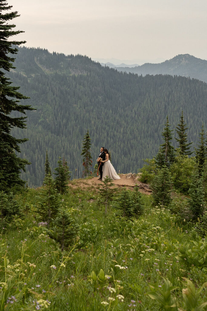 couple hugging during their photoshoot