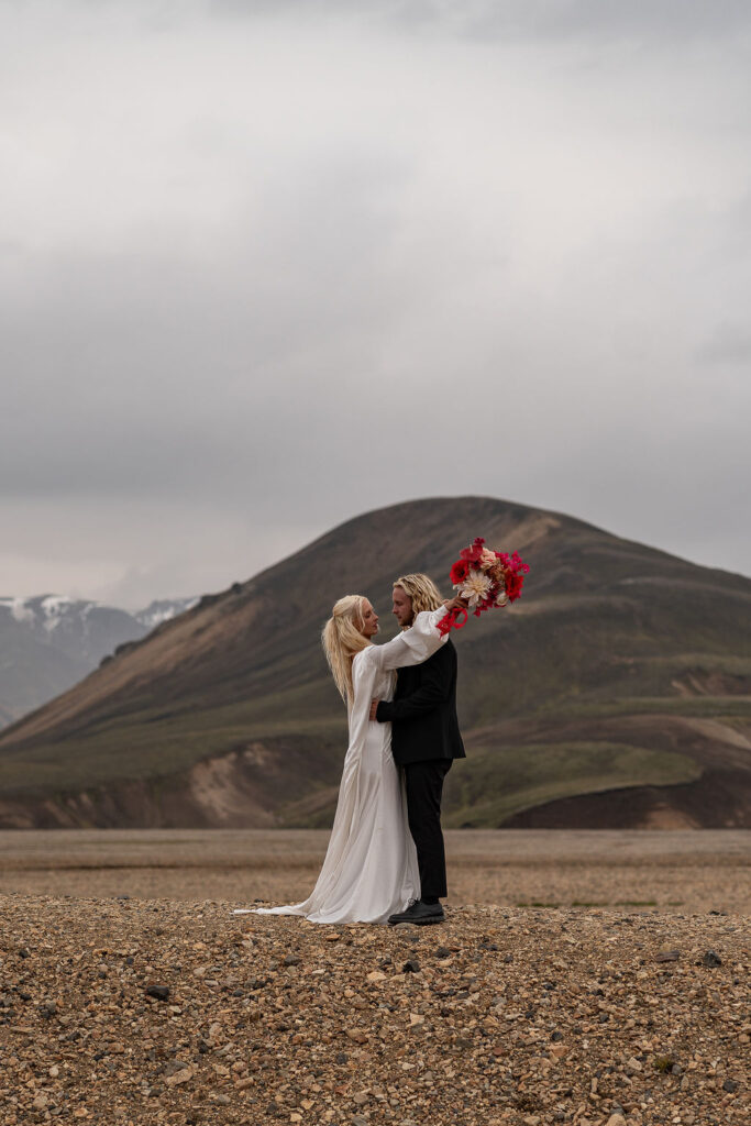 Cute picture of the bride and groom, kissing