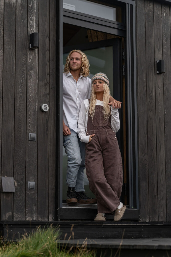 couple hugging during their photoshoot
